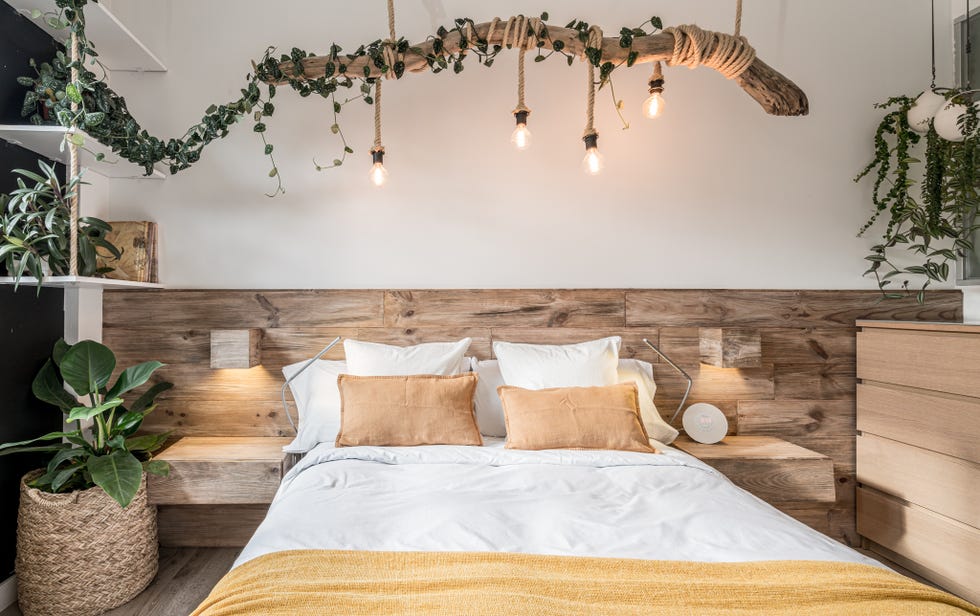 dormitorio con cabecero de madera a medida y plantas