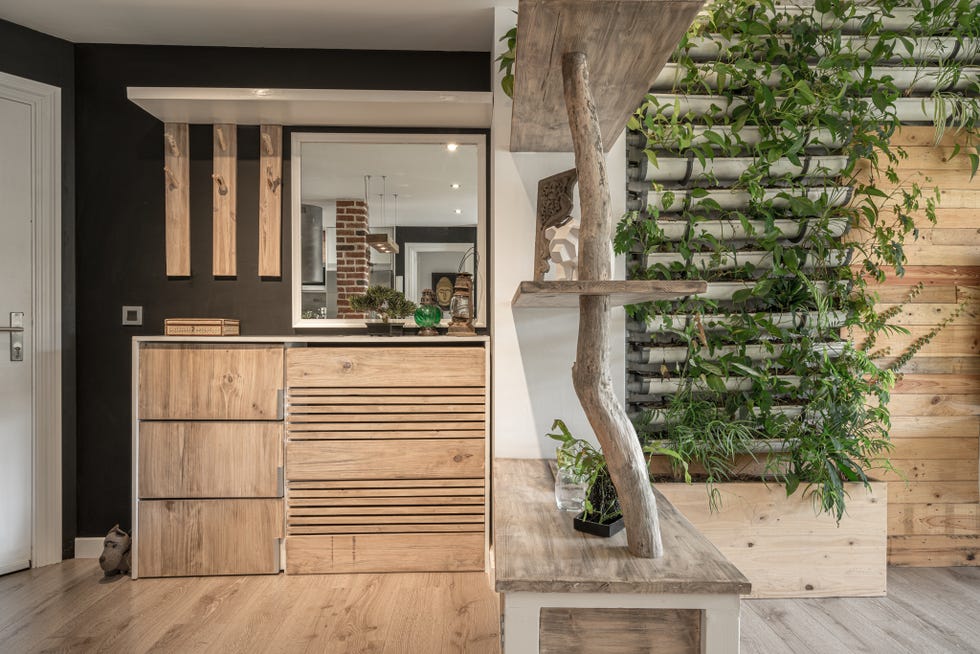 recibidor con mueble de madera
