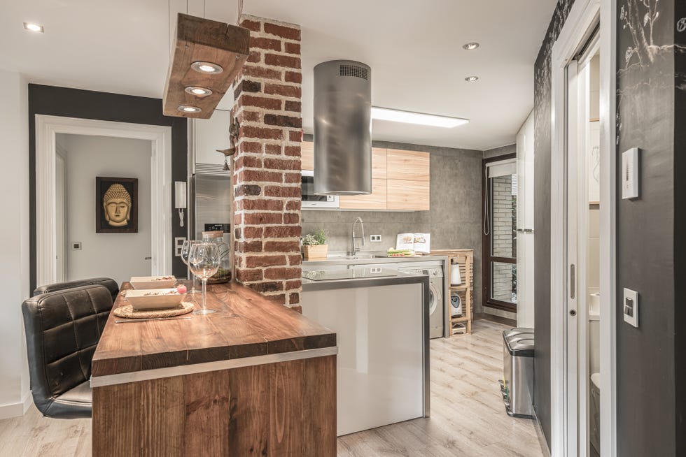 cocina abierta con isla de estilo industrial