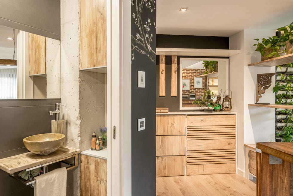 baño de estilo industrial con vistas al recibidor
