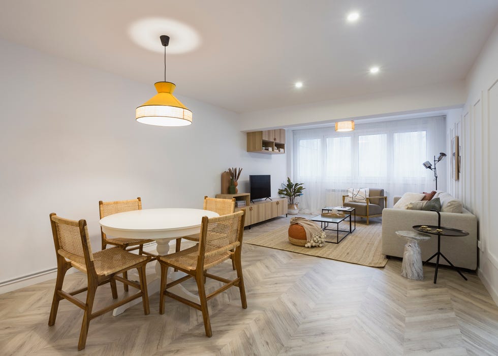 salón comedor de estilo japandi en tonos neutros con muebles de madera y fibras