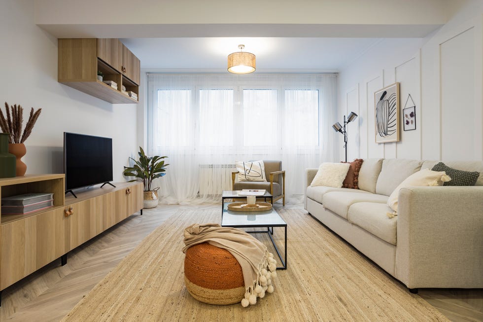 salón de estilo japandi en tonos neutros con muebles de madera y fibras