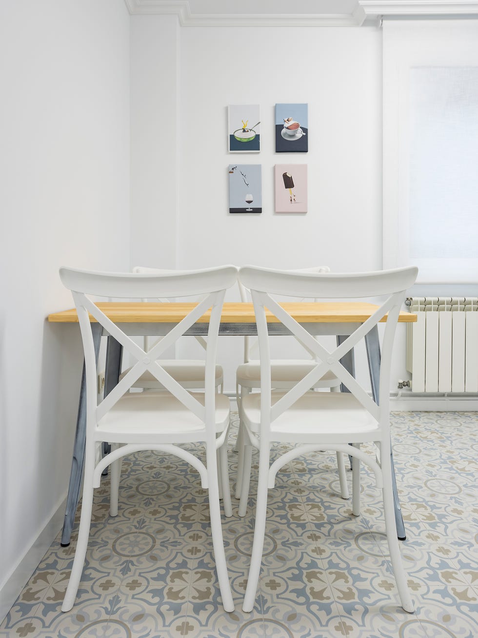 office de estilo nórdico con sillas blancas