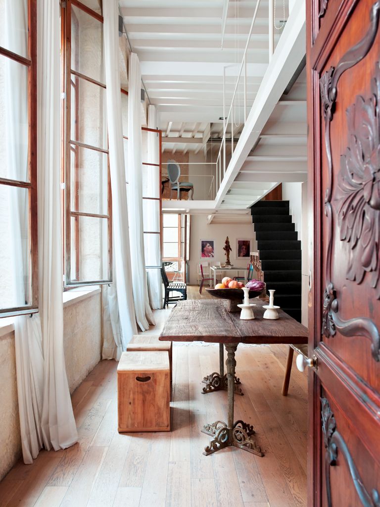 Un piso tipo loft que mezcla diseño moderno, antigüedades y