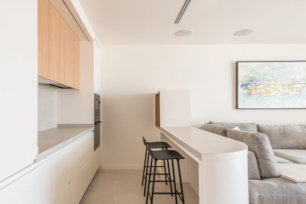 cocina con barra de desayunos abierta al salón