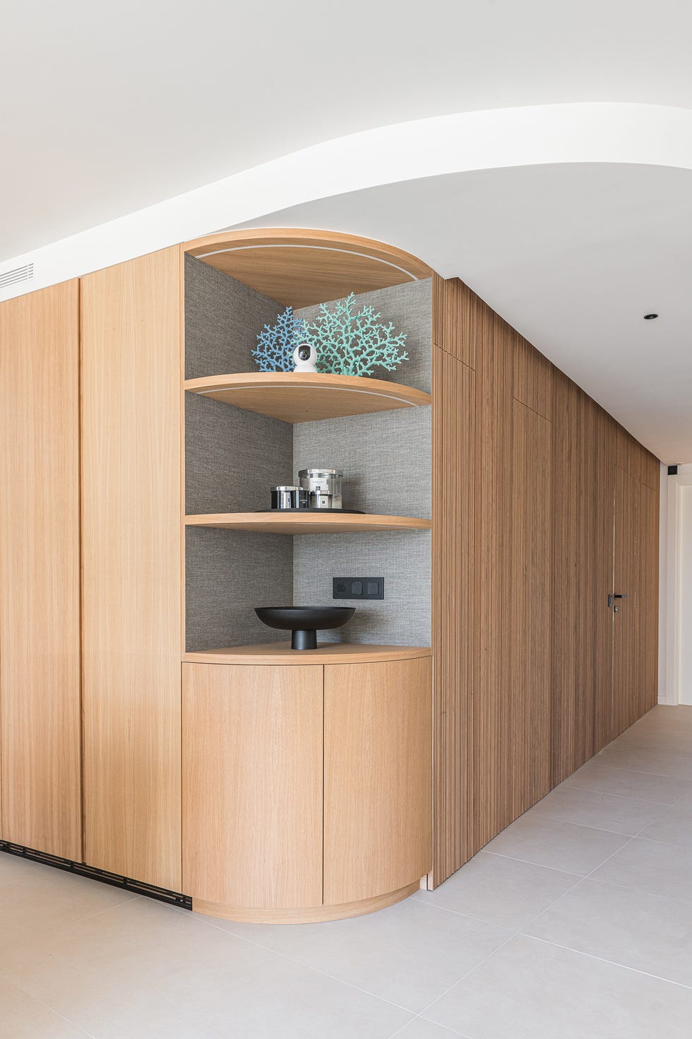 armario de madera que conecta el pasillo con el comedor