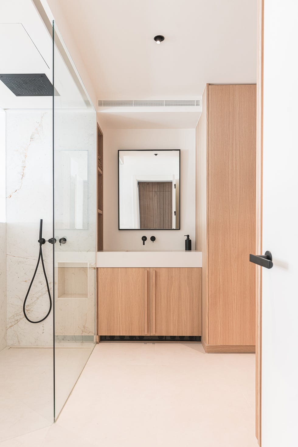 baño con ducha y muebles de roble