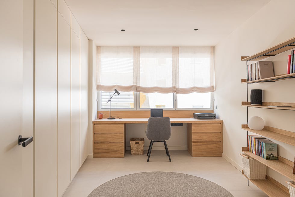habitación con escritorio de madera