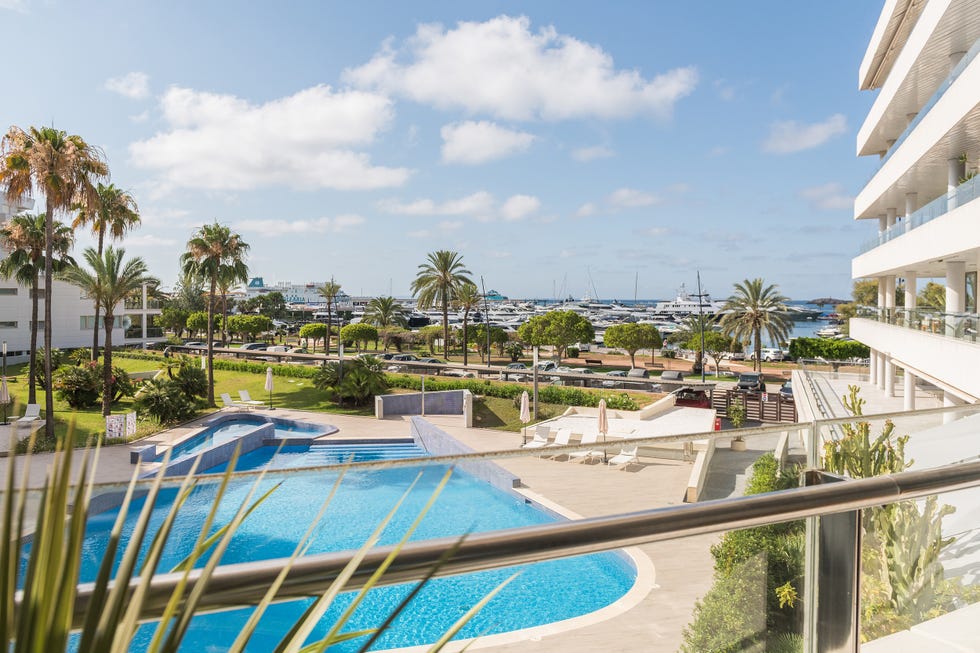 terraza con vistas a la piscina