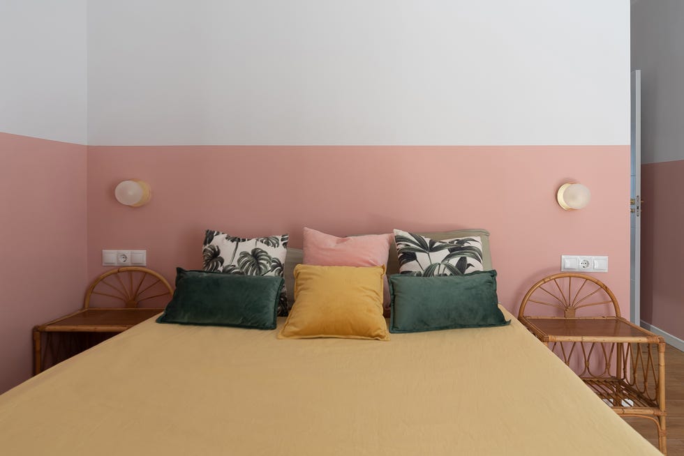 dormitorio mid century con pared a dos colores y apliques retro