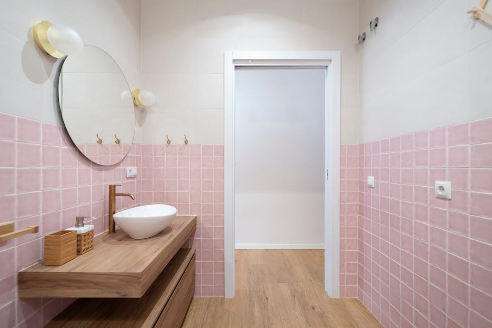 baño de estilo retro con azulejos rosas