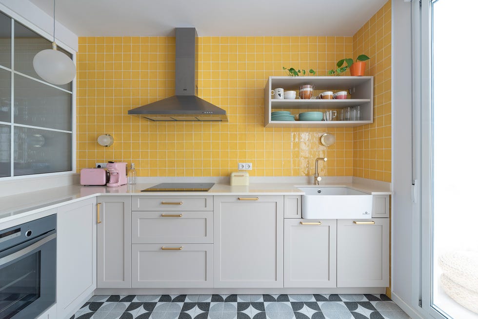 cocina abierta de diseño retro y azulejos color mostaza