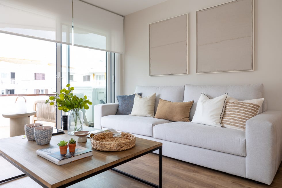 salón con sofá gris y mesa de centro de madera
