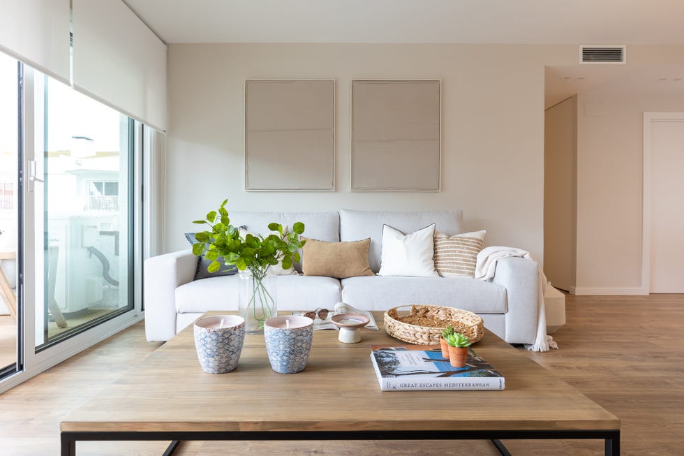 salón con sofá gris y mesa de centro de madera