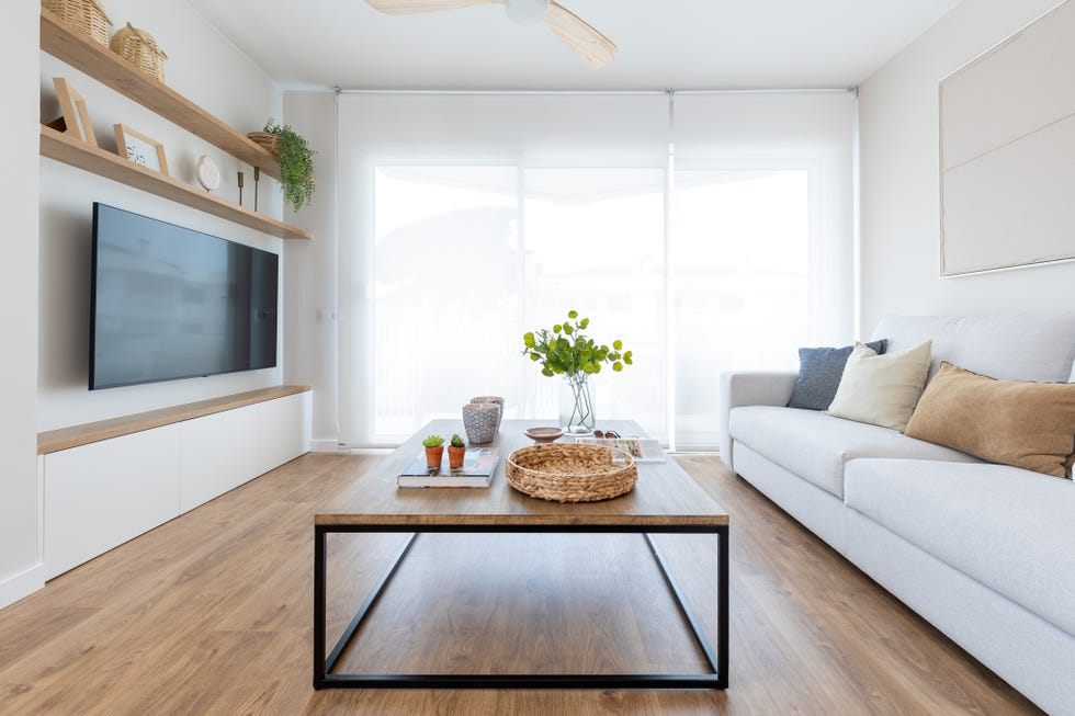 salón con sofá gris y mesa de centro de madera