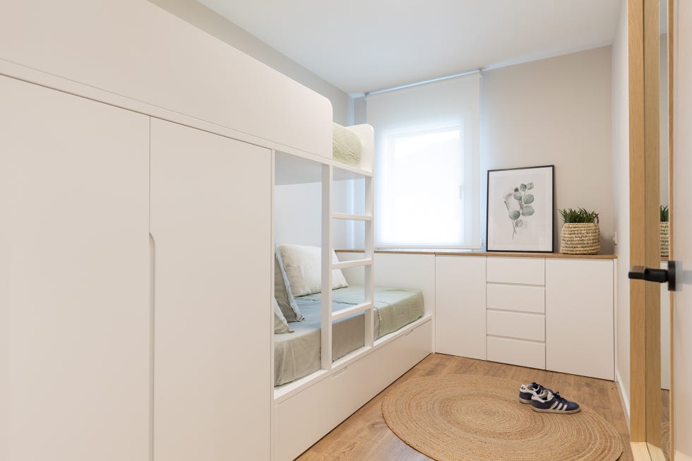 habitación con literas blancas