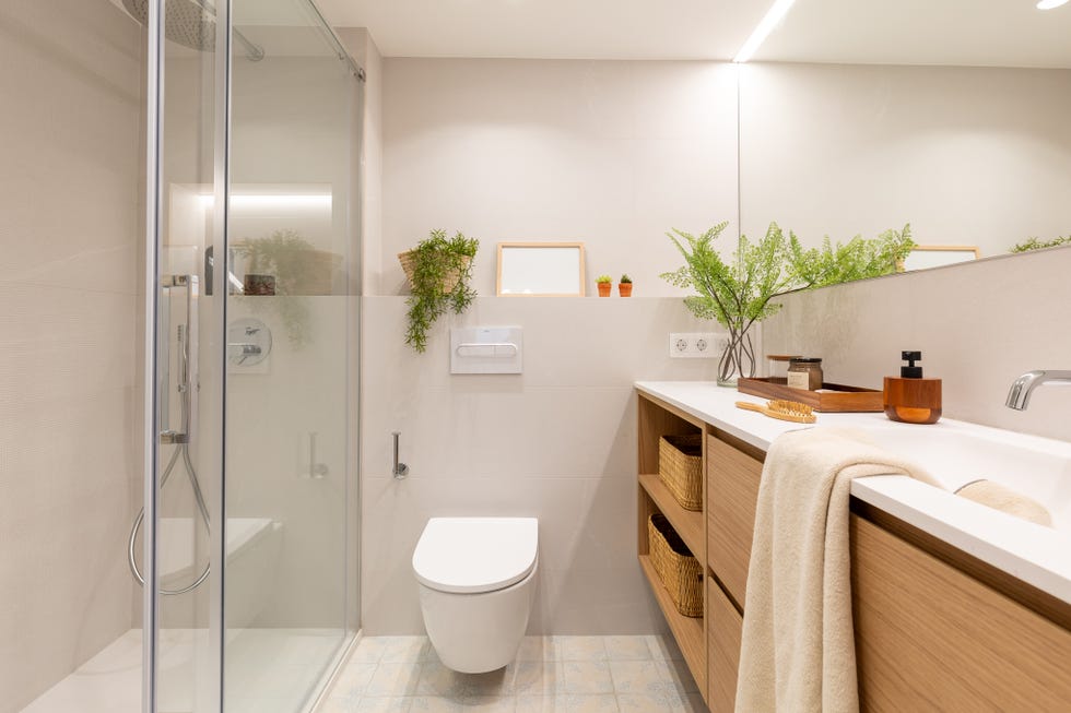 baño con mueble de madera volado y ducha
