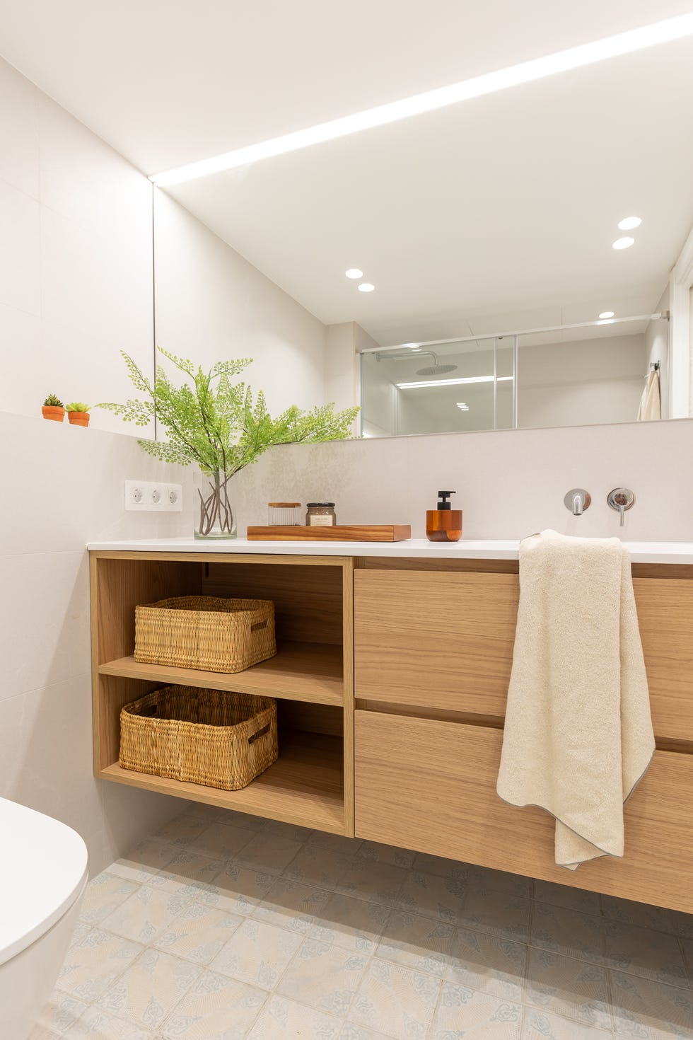 baño con mueble de madera volado