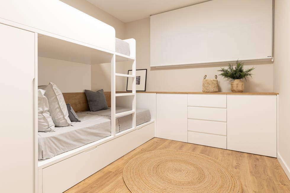 habitación con literas blancas