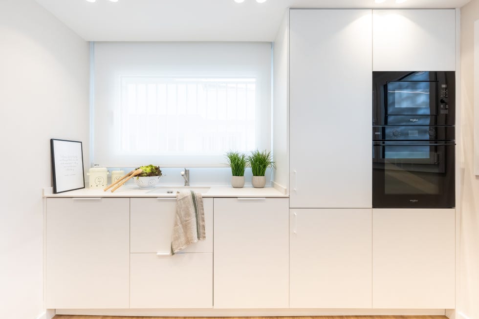 cocina con armario blancos