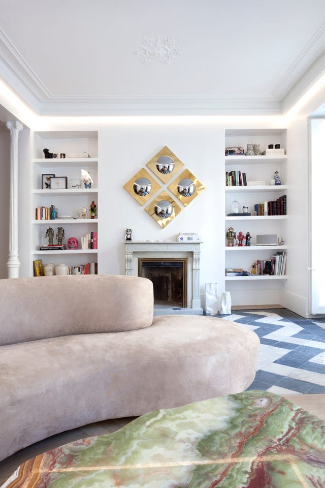 salón de estilo moderno y elegante con chimenea y molduras