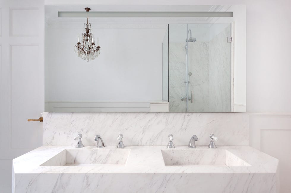 baño elegante de mármol blanco