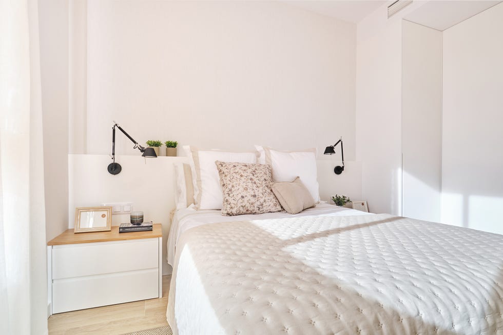 dormitorio minimalista en blanco