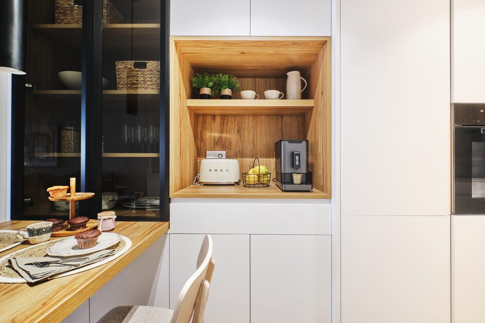armario blanco de cocina con hornacina de madera