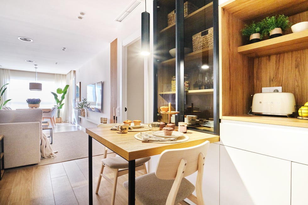 cocina blanca con mesa de madera como office