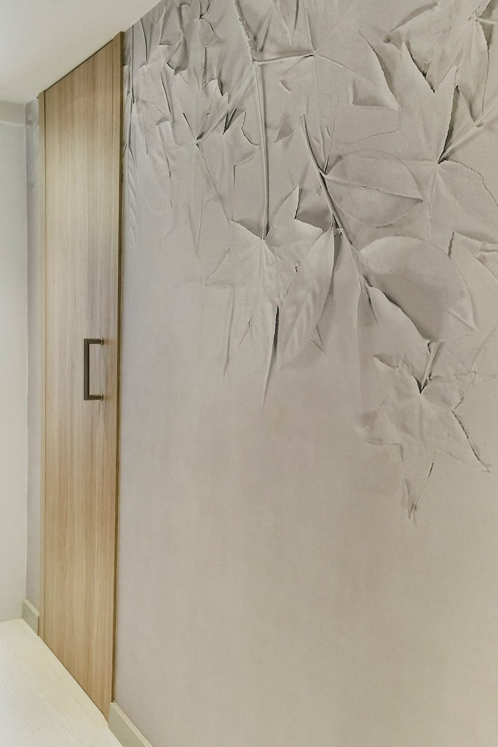 papel pintado beige con motivos de hojas