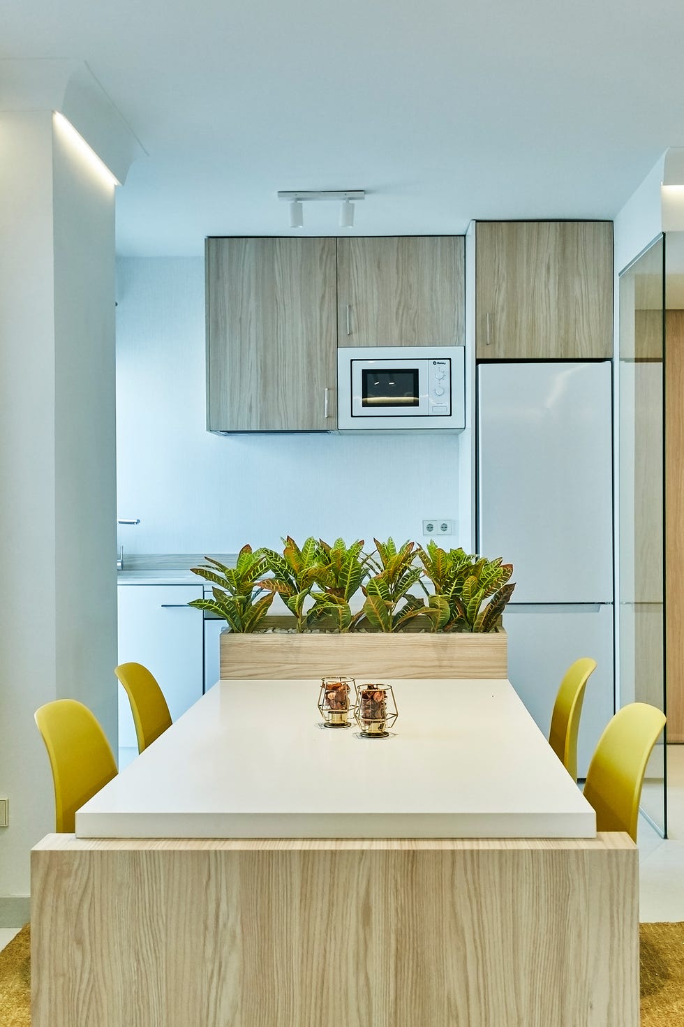 cocina con office y muebles de madera