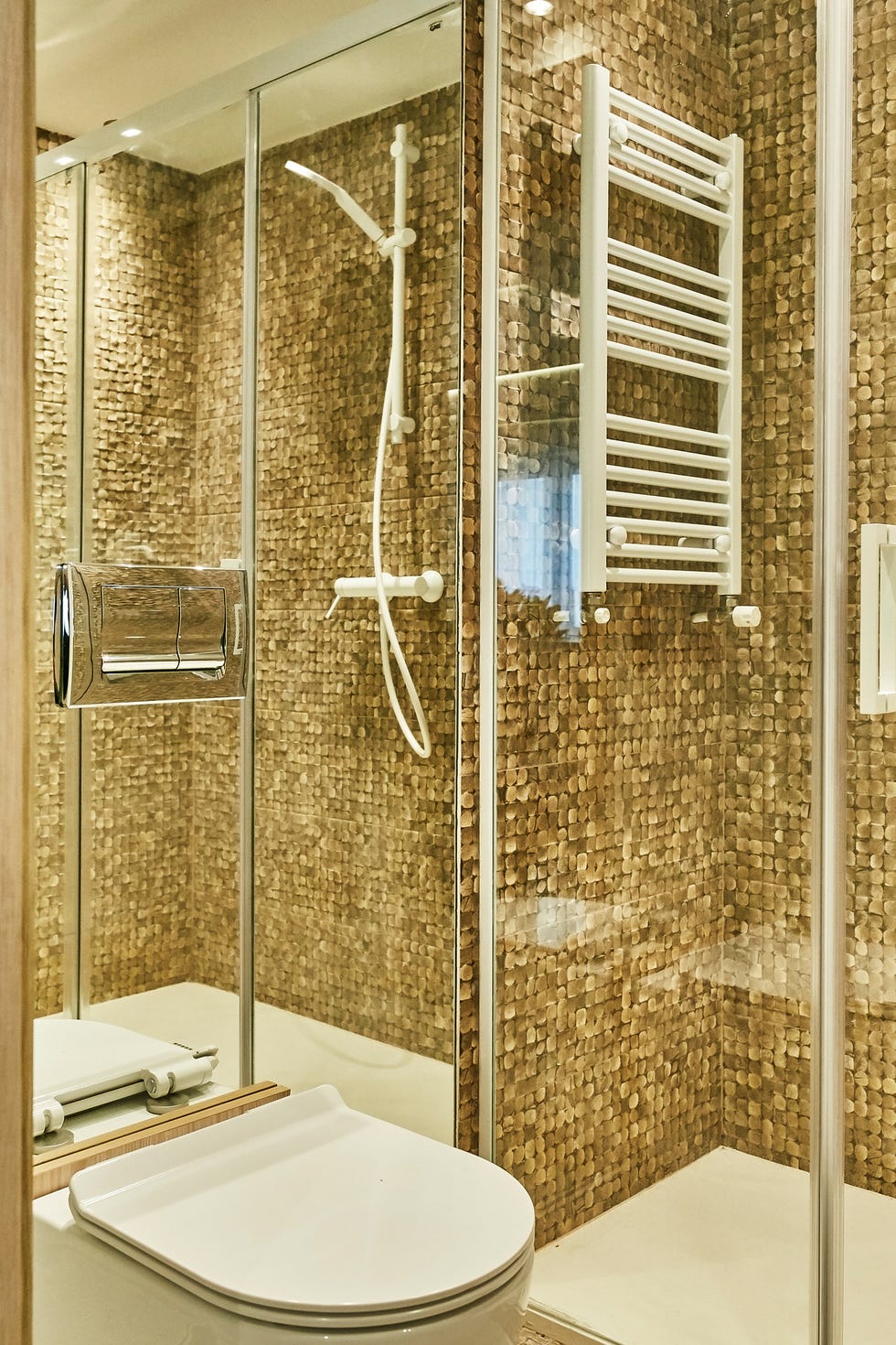 baño con revestimiento dorado con textura