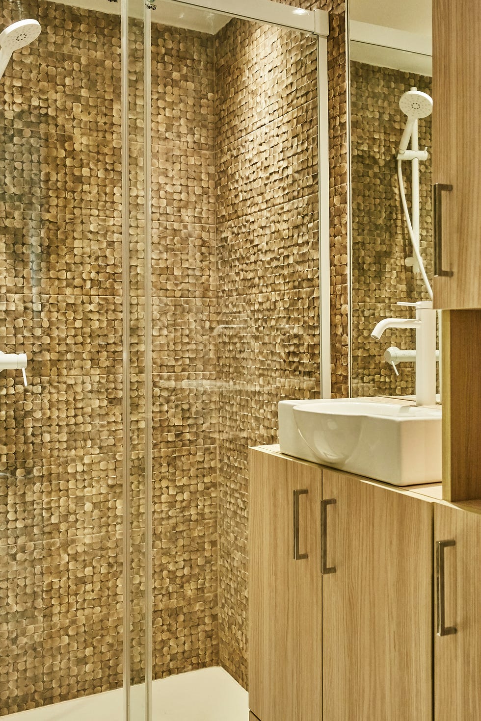baño con revestimiento dorado con textura