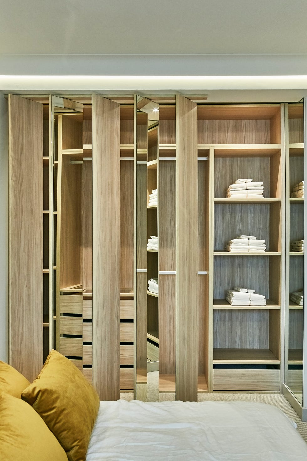 armario vestidor con puertas de persiana de madera y espejo