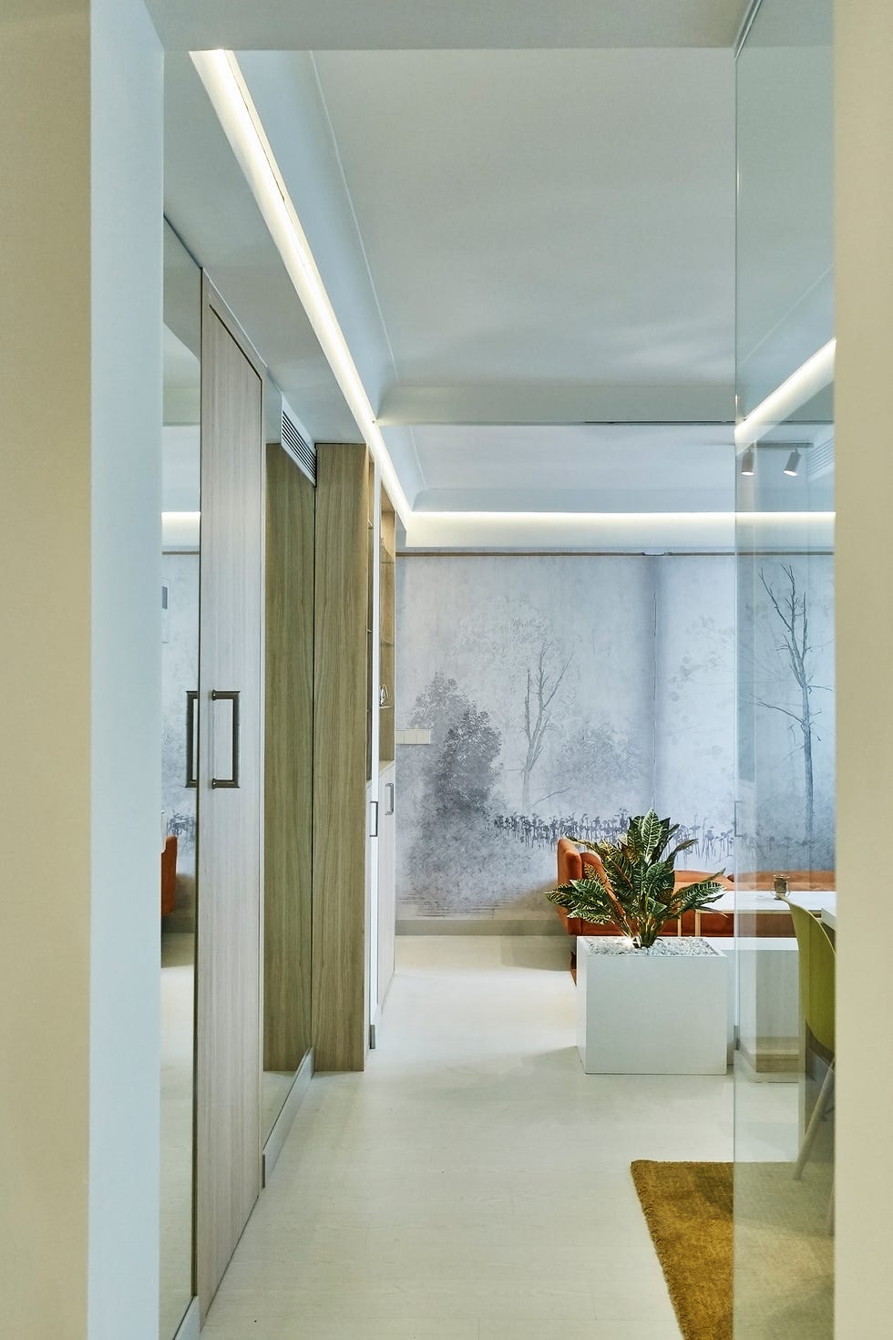 salón con mural inspirado en un paisaje en blanco y negro