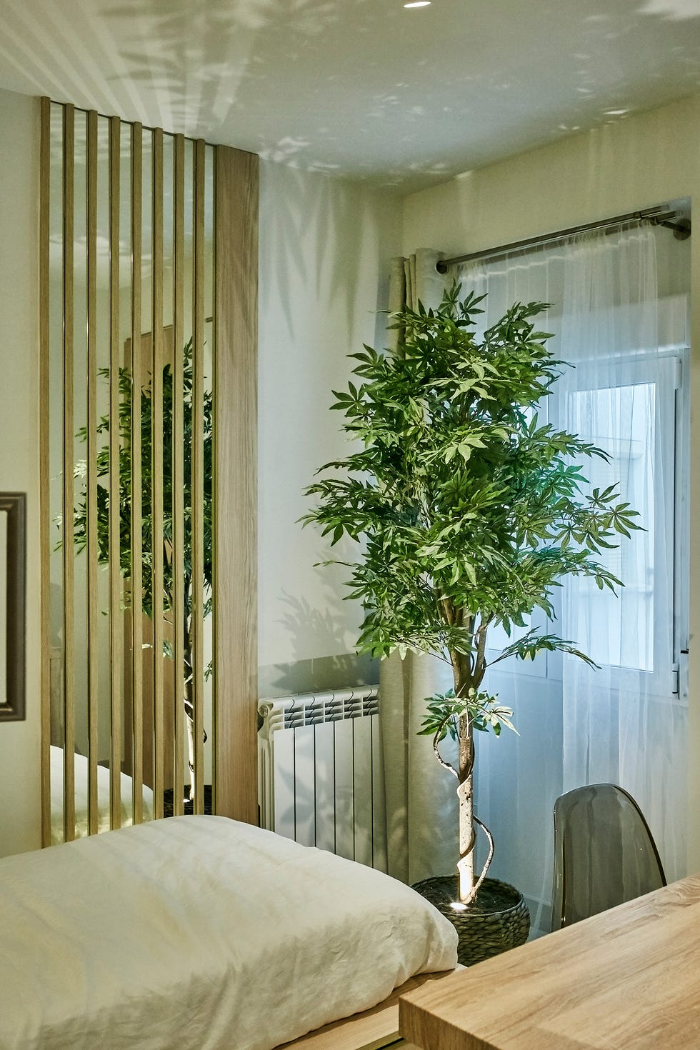 Árbol en el dormitorio
