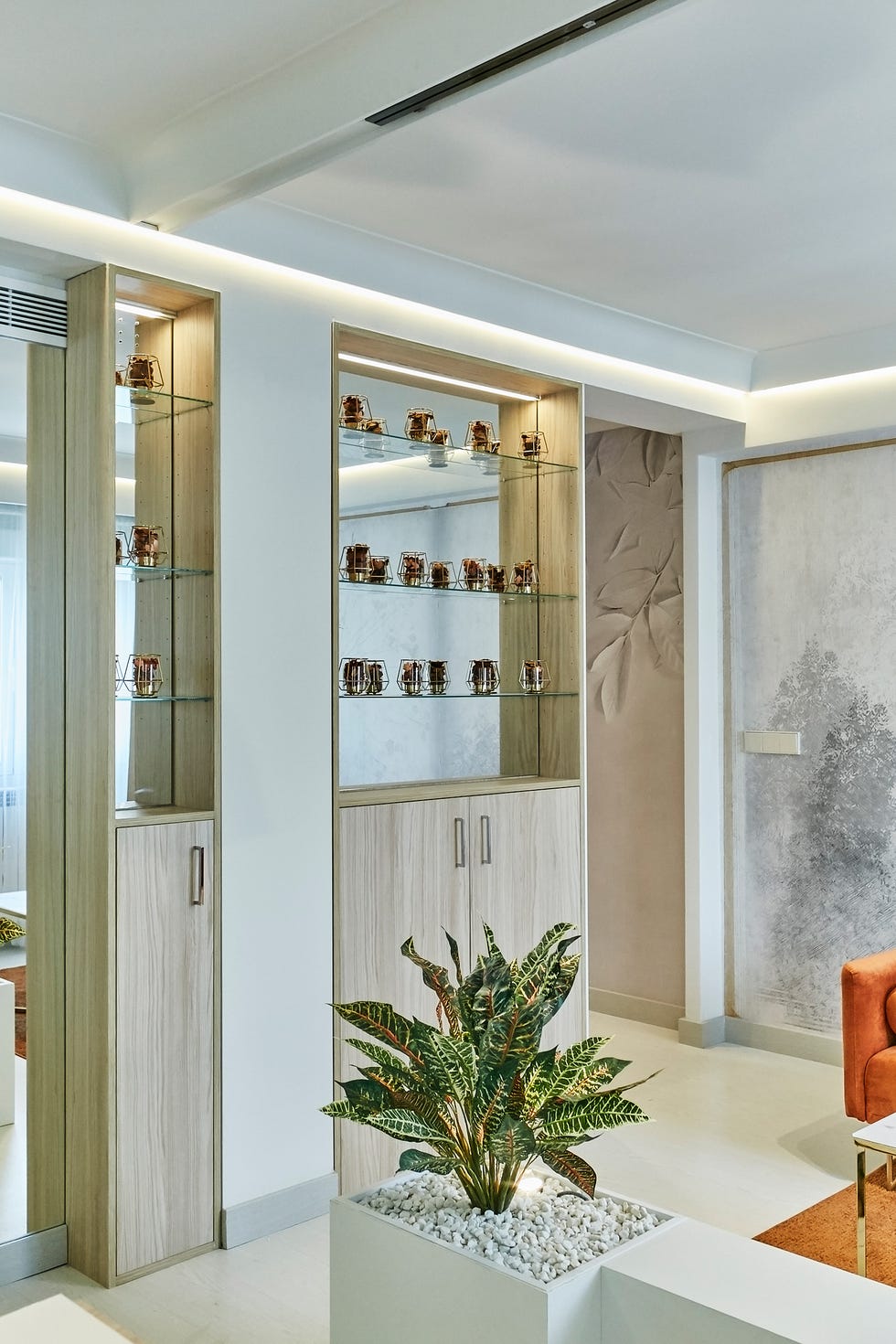 salón con pared de espejos y puertas de madera en los armarios