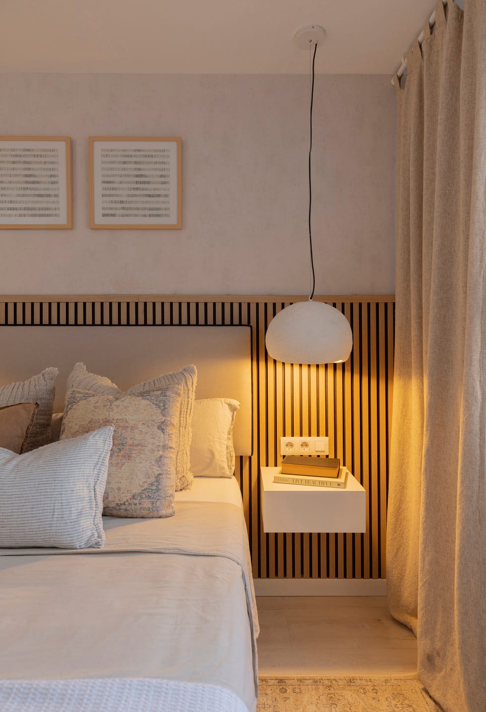 dormitorio con arrimadero de palillería y cabecero beige