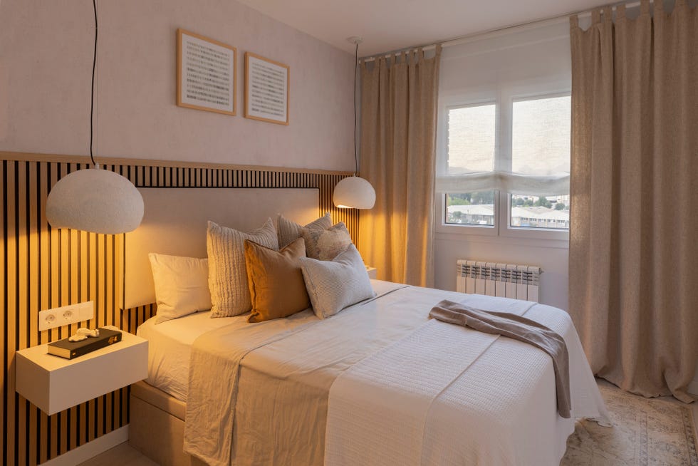dormitorio con arrimadero de palillería y cabecero beige
