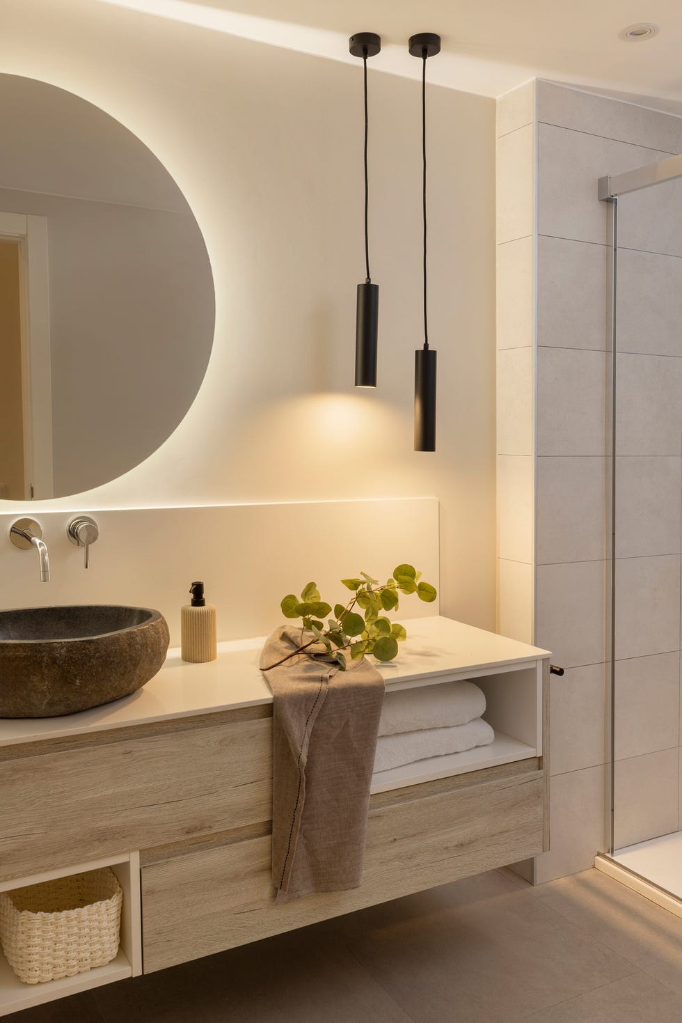 mueble de baño volado de madera y espejo redondo