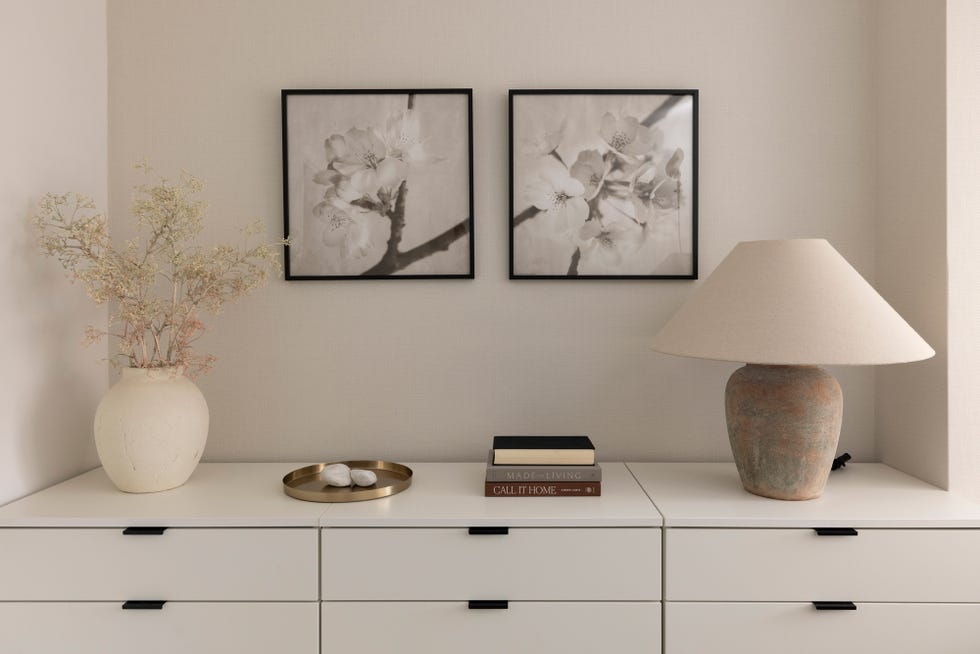 cómoda de color blanco con objetos decorativos
