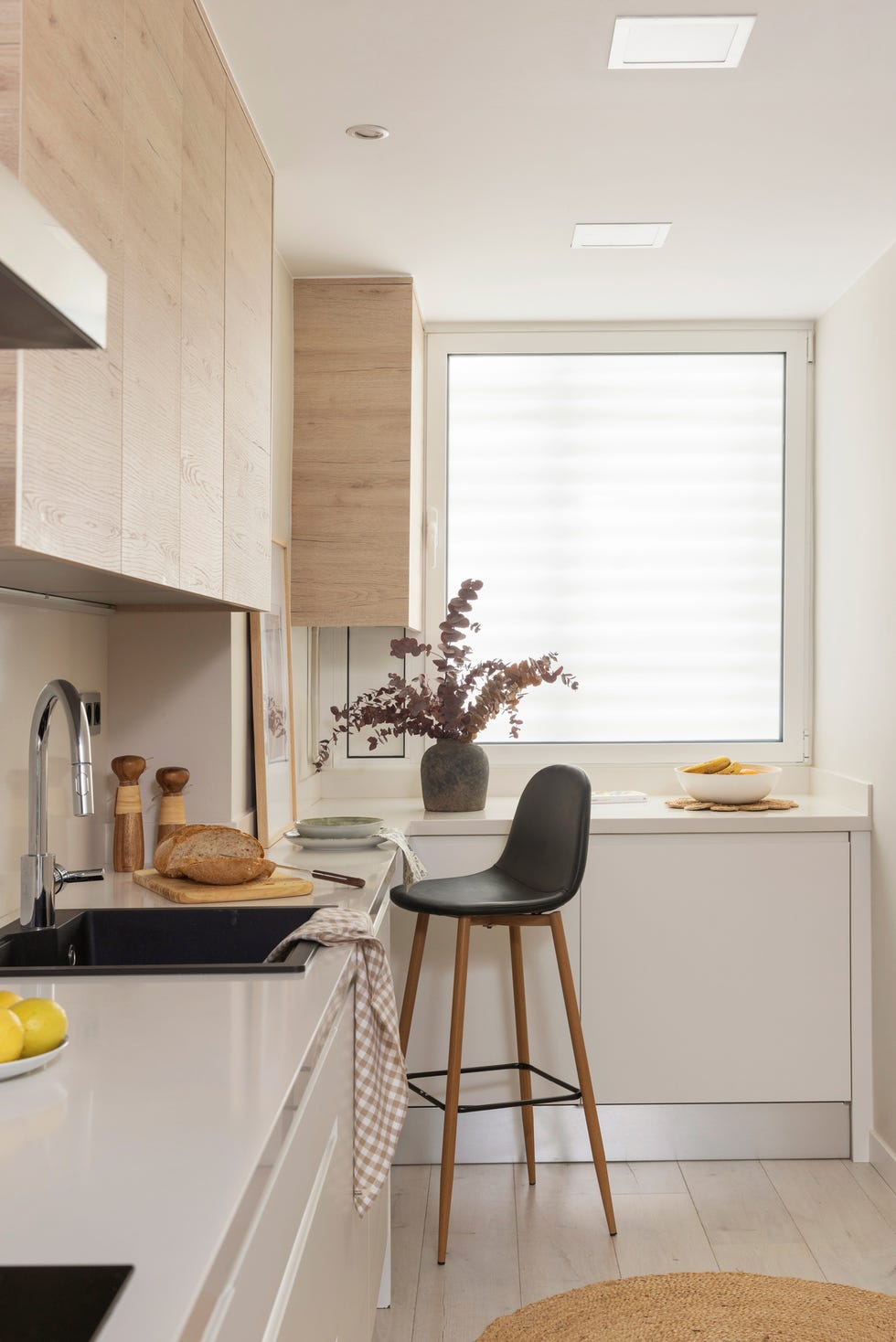 cocina en l con muebles blancos y en madera
