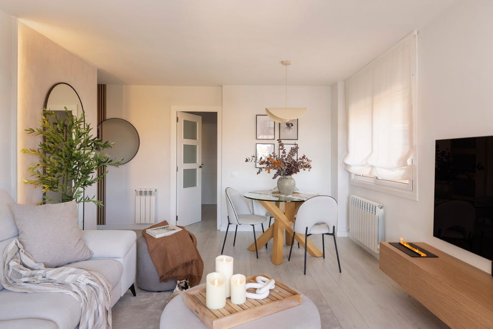 salón comedor con muebles de madera y tonos neutros