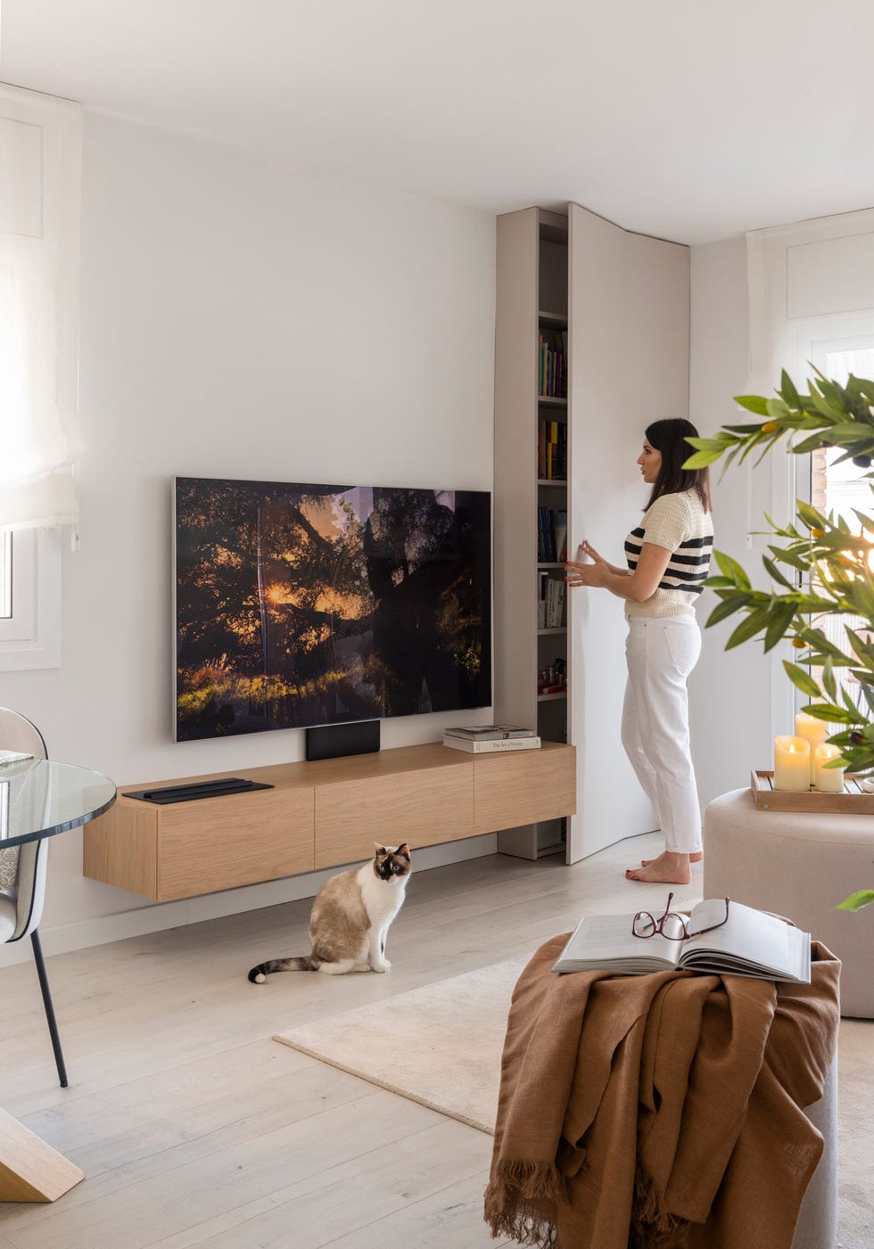 mueble de tv volado en madera con chimenea
