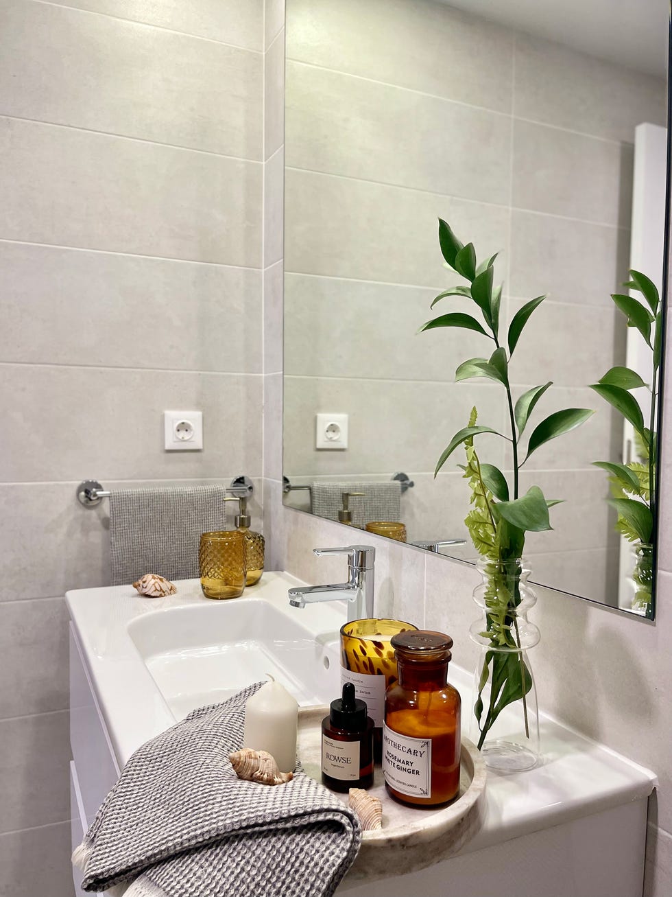baño con revestimientos grises
