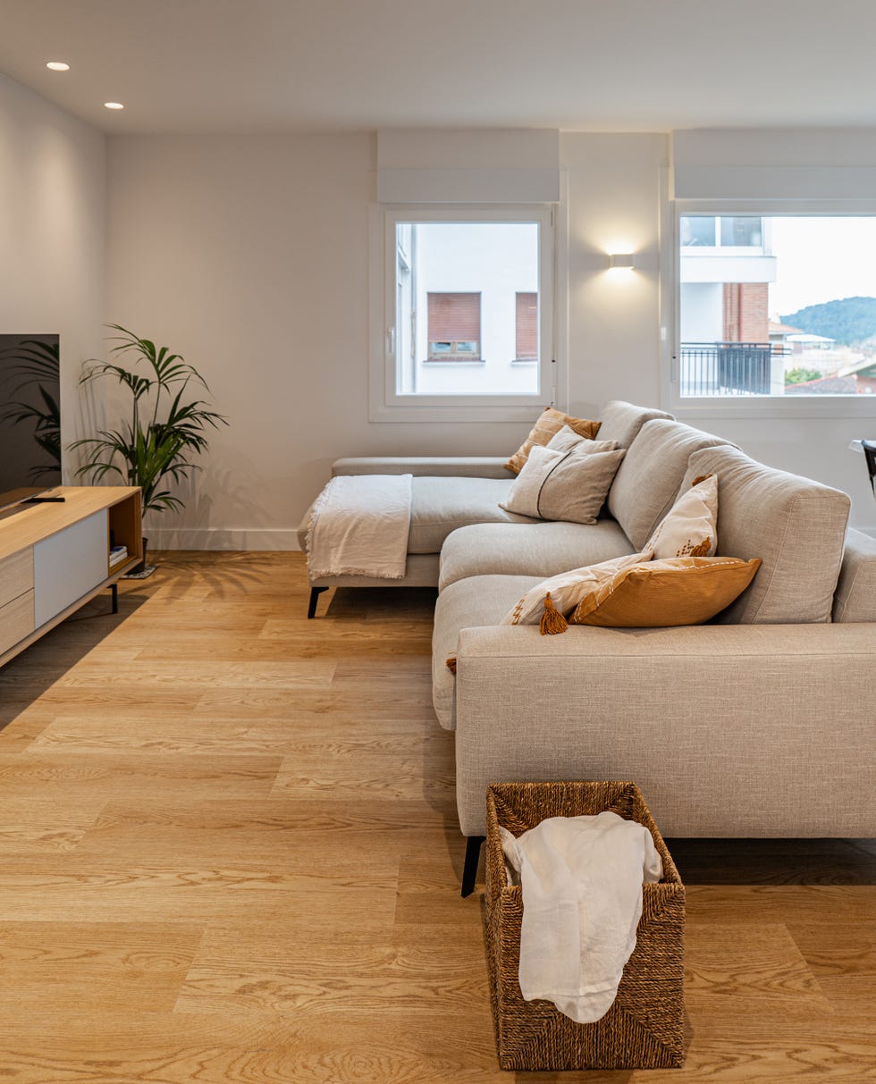 salón con sofá con chaiselongue beige