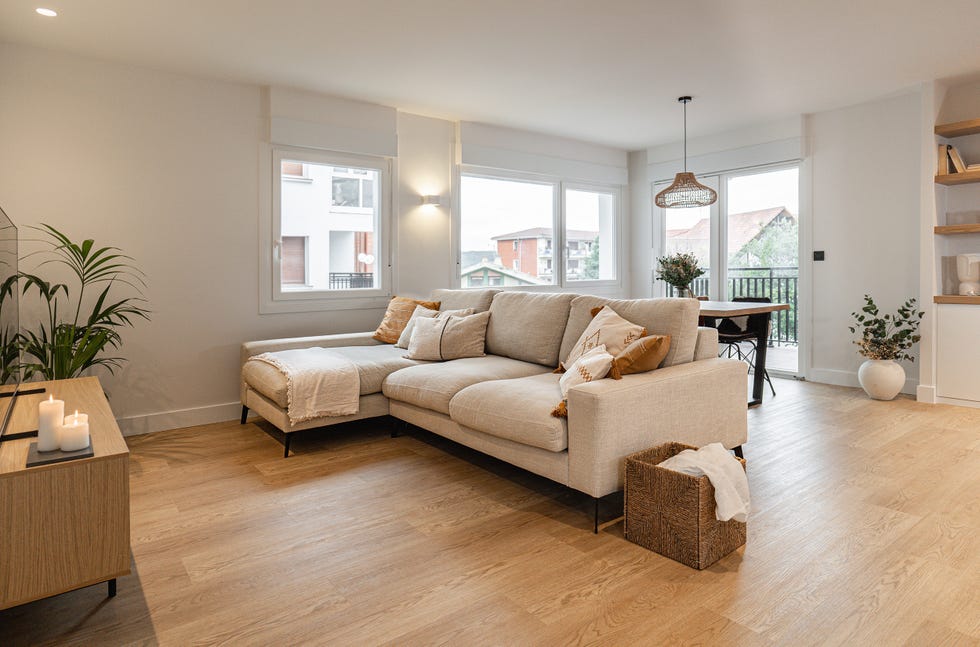 salón con sofá con chaiselongue beige