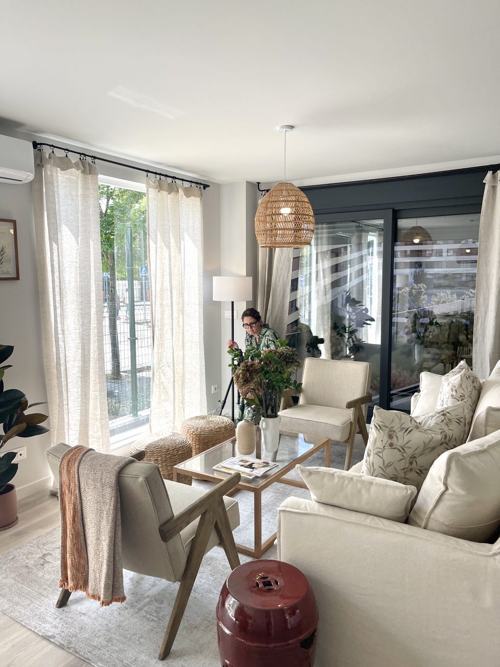 salón con muebles en tonos neutros