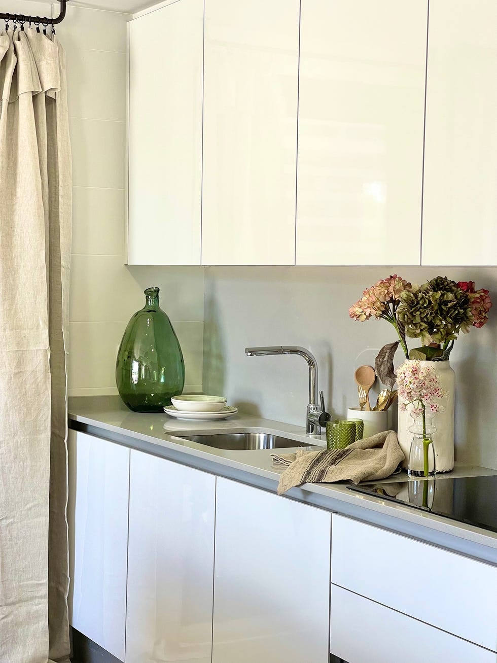cocina con frentes lisos lacados en blanco