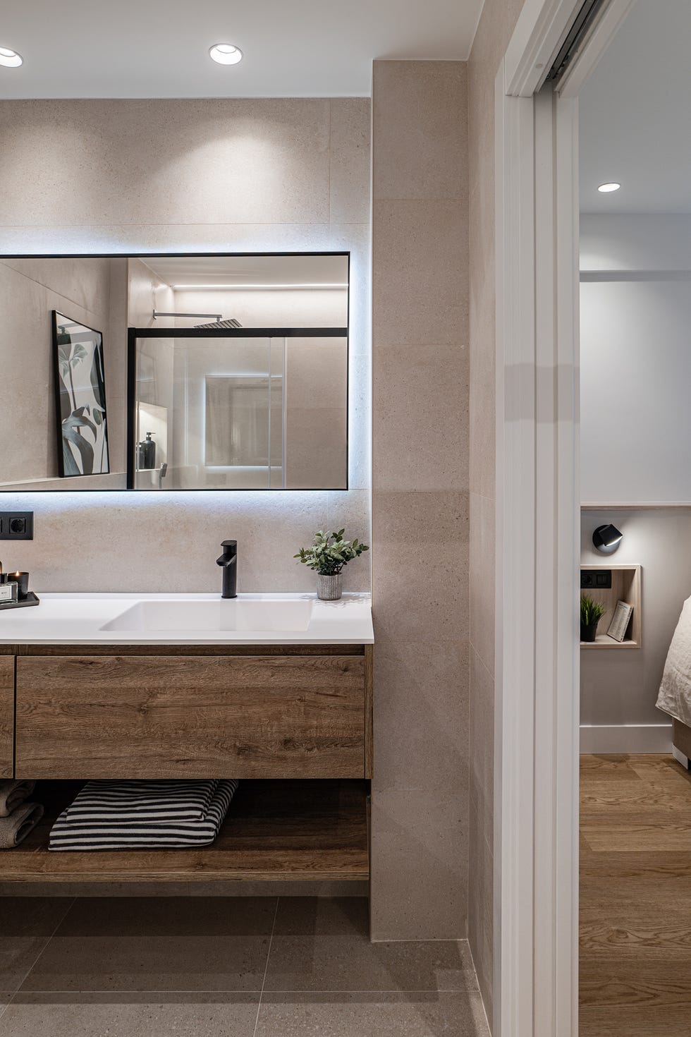 baño con mueble de madera volado